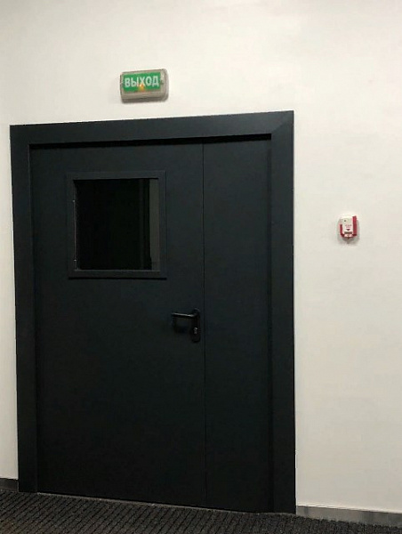 Дверь противопожарная полуторная черного цвета Дверь противопожарная полуторная черного цвета